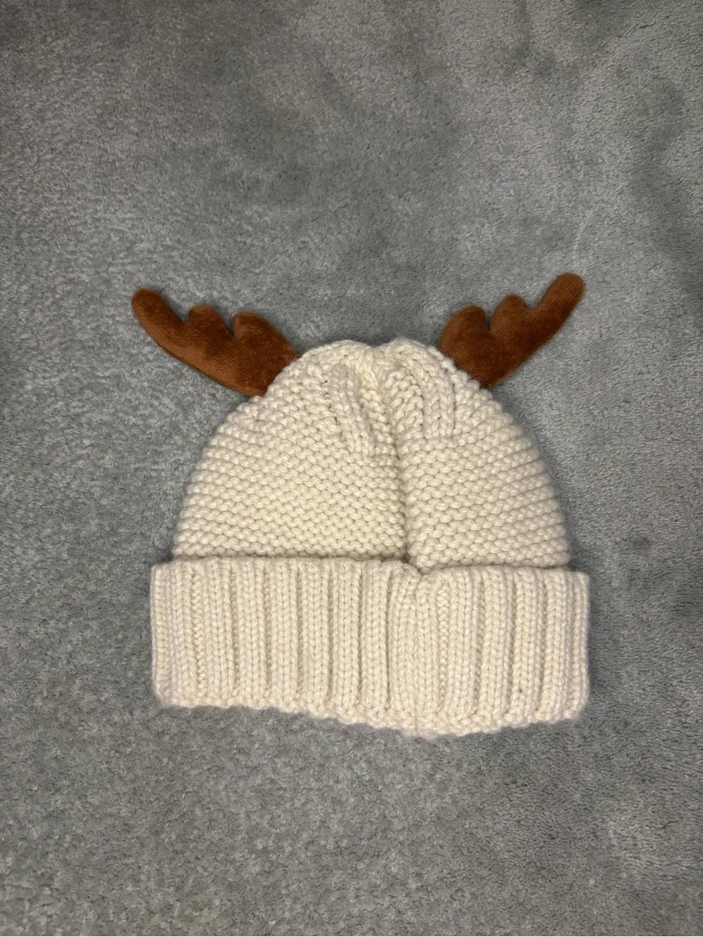 Toddler OS. Cream beanie hat with reindeer antlers.
